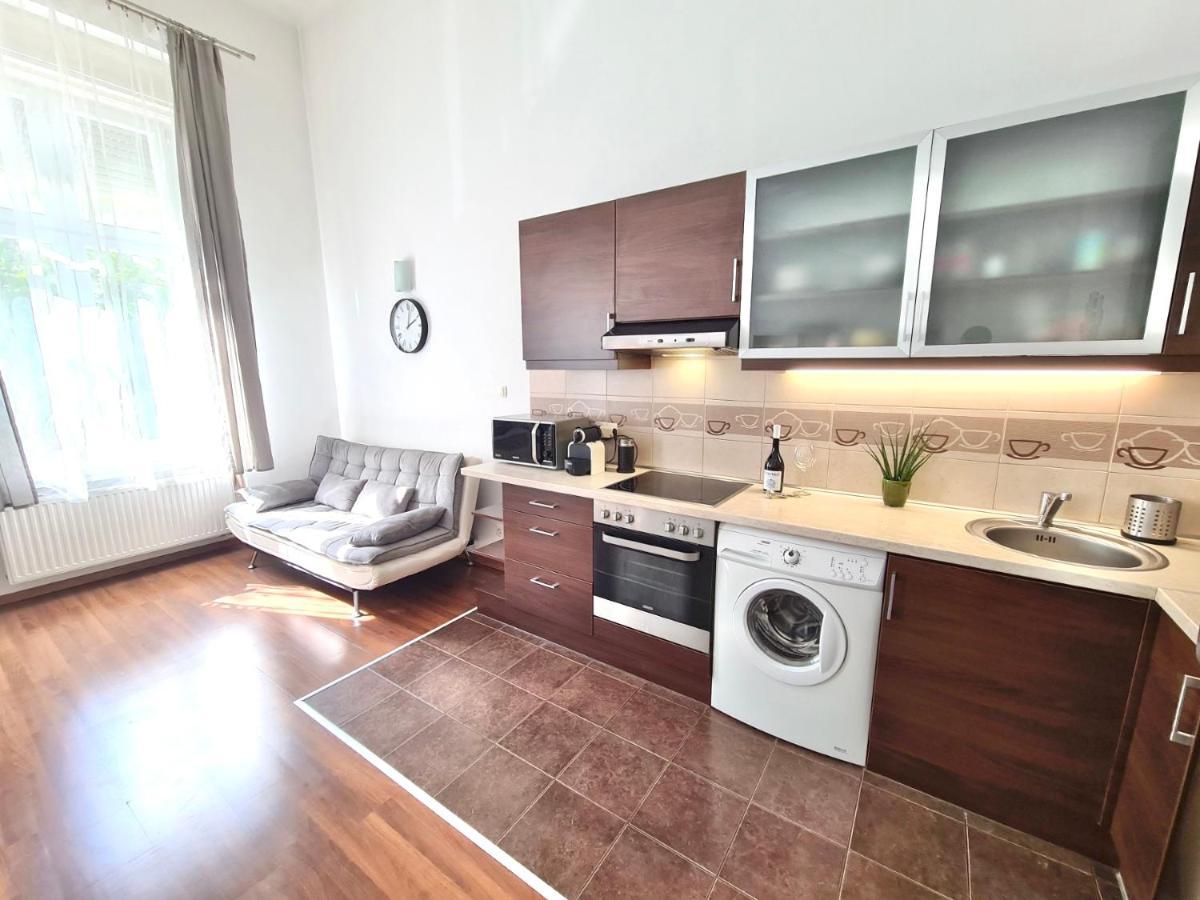 Ricky Apartment Budapest Exteriör bild