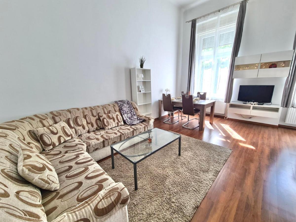 Ricky Apartment Budapest Exteriör bild